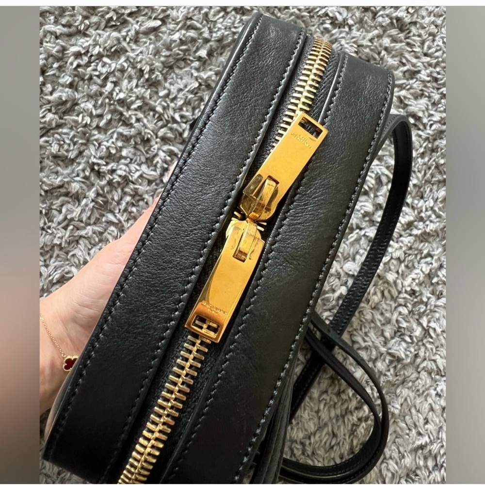 Saint Laurent Elegant Black Crossbody Bag - Picture 6 of 9